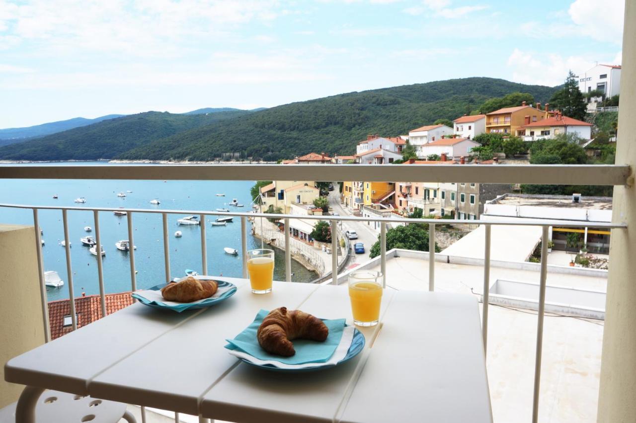 Apartment Layla - Intermezzo With Sea View In Center Of Rabac Eksteriør billede